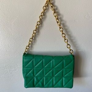 Green quilted shoulder bag with chain strap